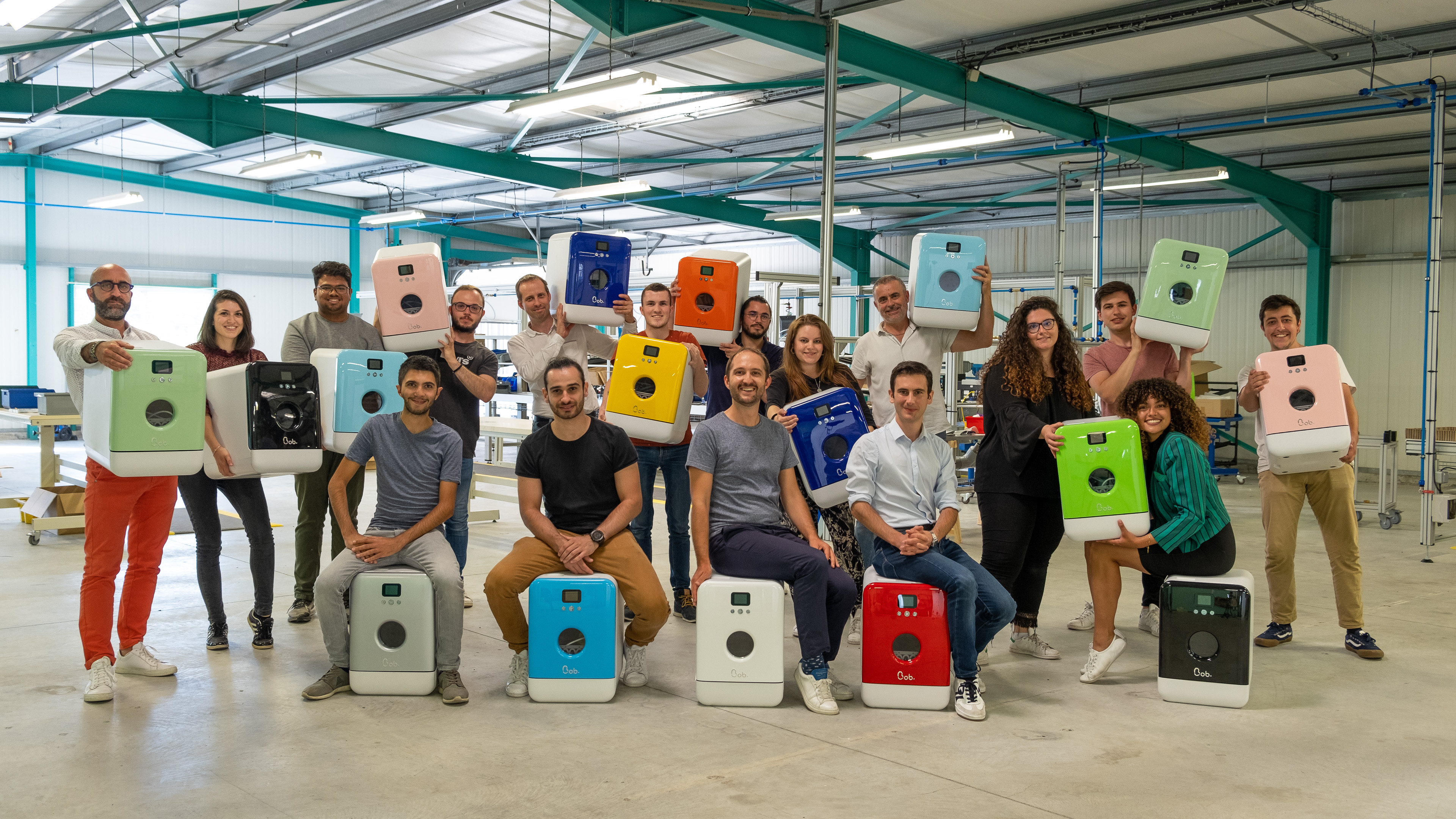 Toute l'équipe Daan Tech avec les 12 couleurs de Bob le mini lave vaisselle, photo prise dans notre usine en Vendée en juillet 2020